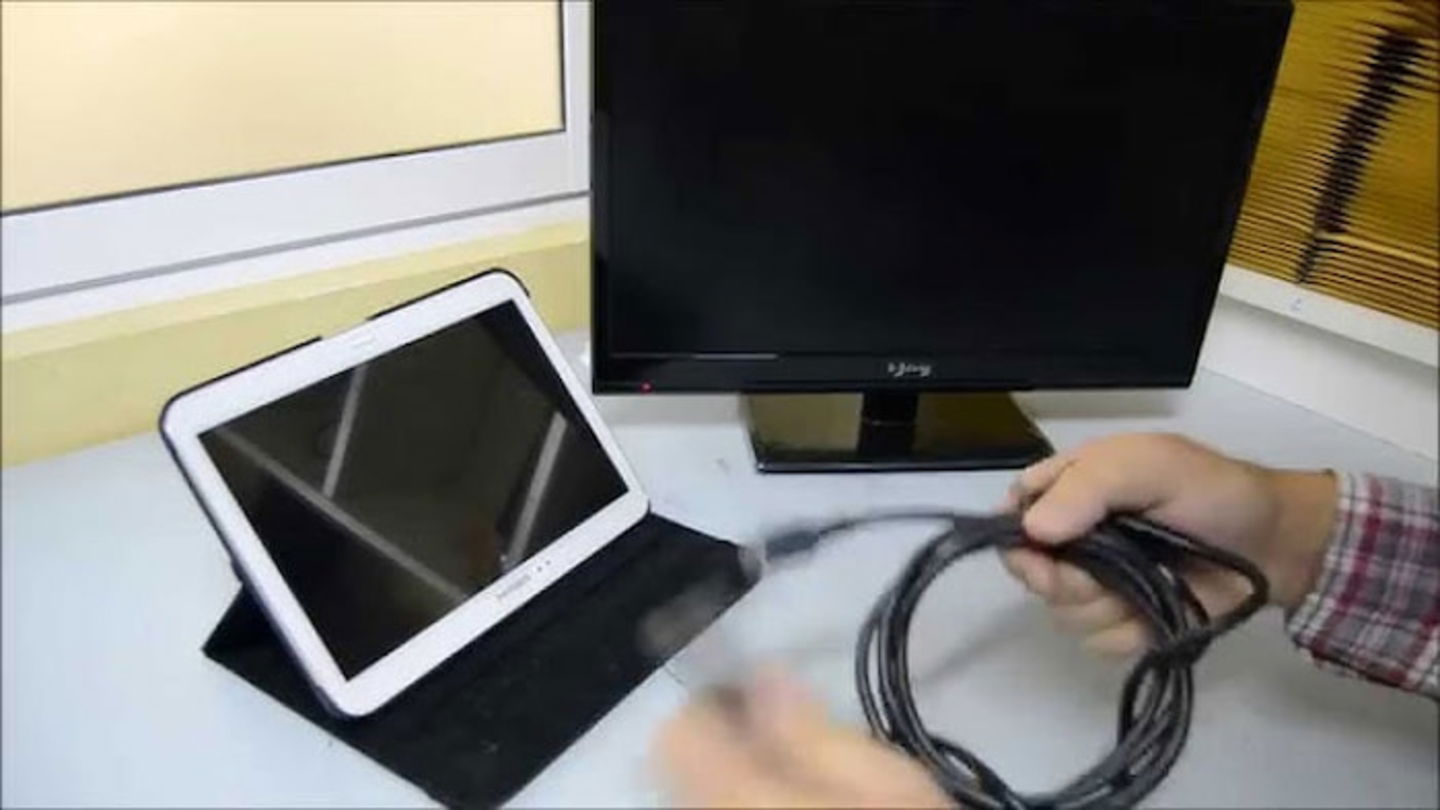 Puedes utilizar un cable con adaptador para conectar tu Tablet a la tele de forma sencilla