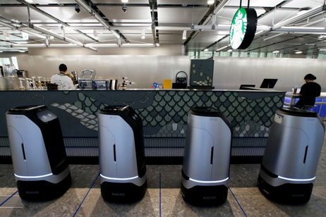 Es una cafetería Starbucks única en el mundo: ha reemplazado a sus trabajadores por robots