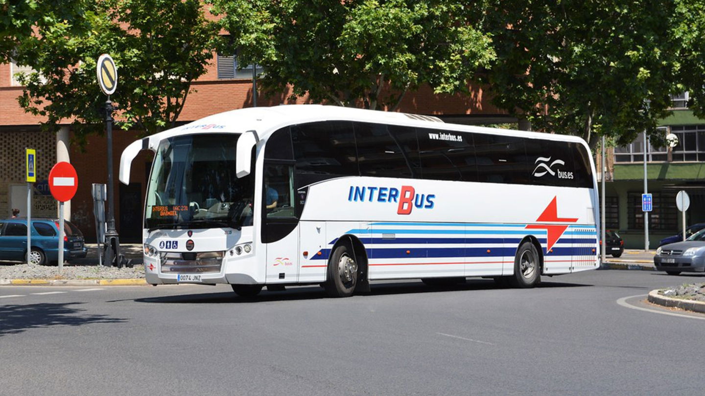 Los autobuses y camiones, por su volumen, pueden llegar a ocupar más de un carril en una rotonda