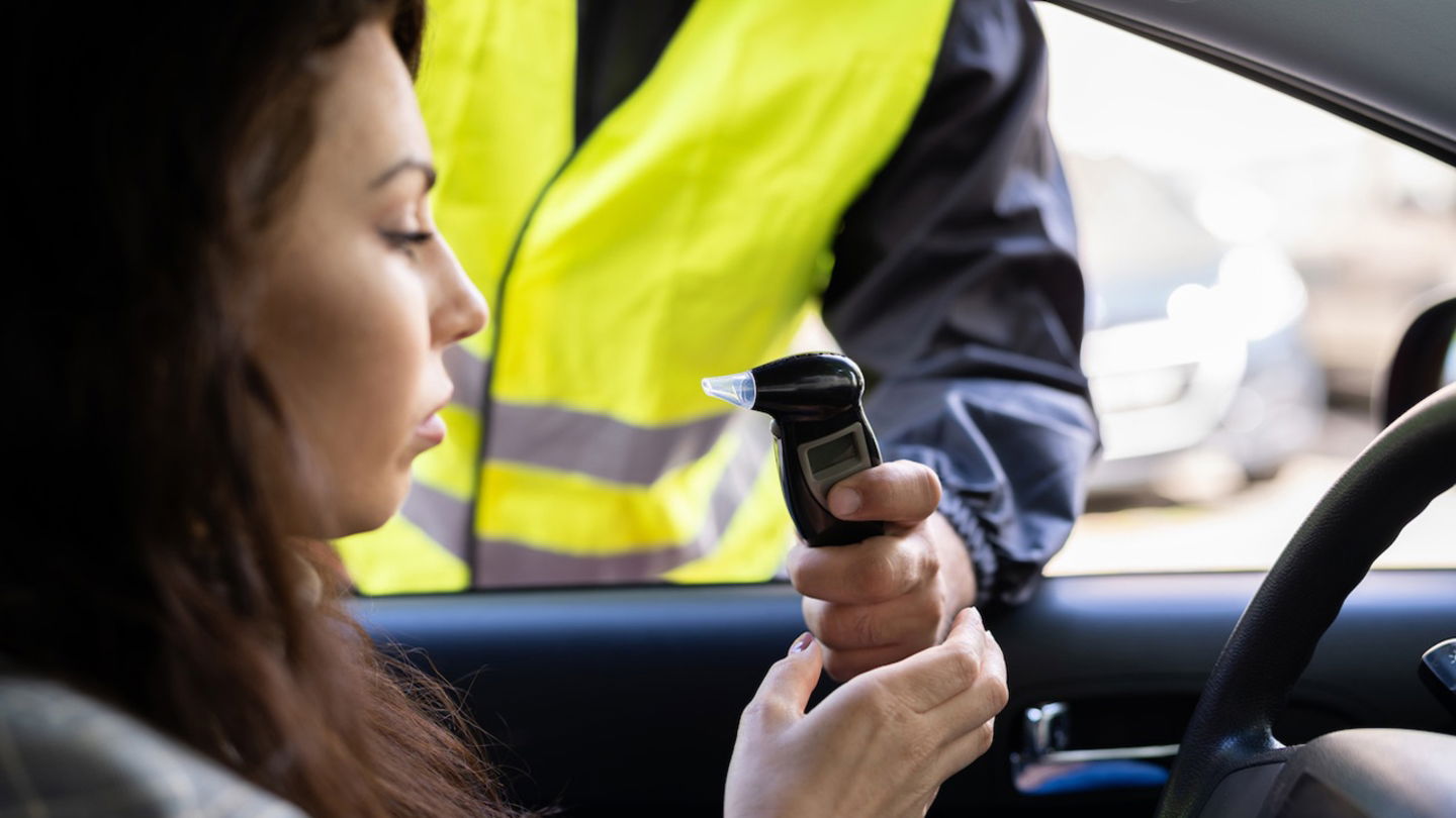 Conductores y peatones se exponen a severas multas económicas por dar positivo en los controles de alcoholemia