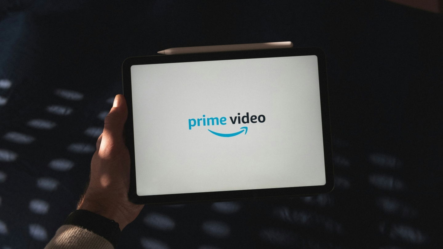 Un usuario muestra el logotipo de Prime Video en su tablet