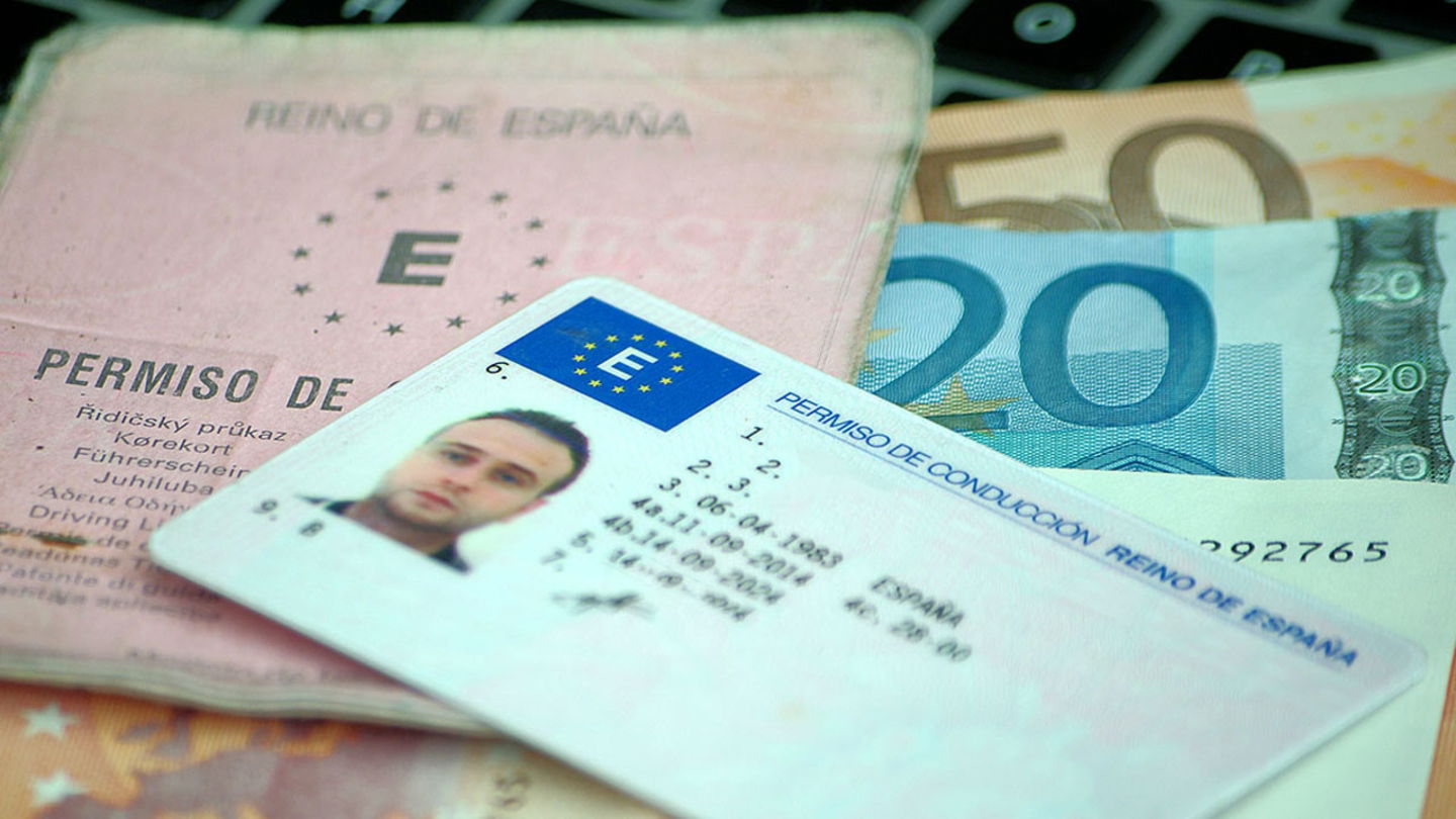 El apartado 9 del carnet de conducir está en el frontal del documento e identifica los tipos de permisos vigentes