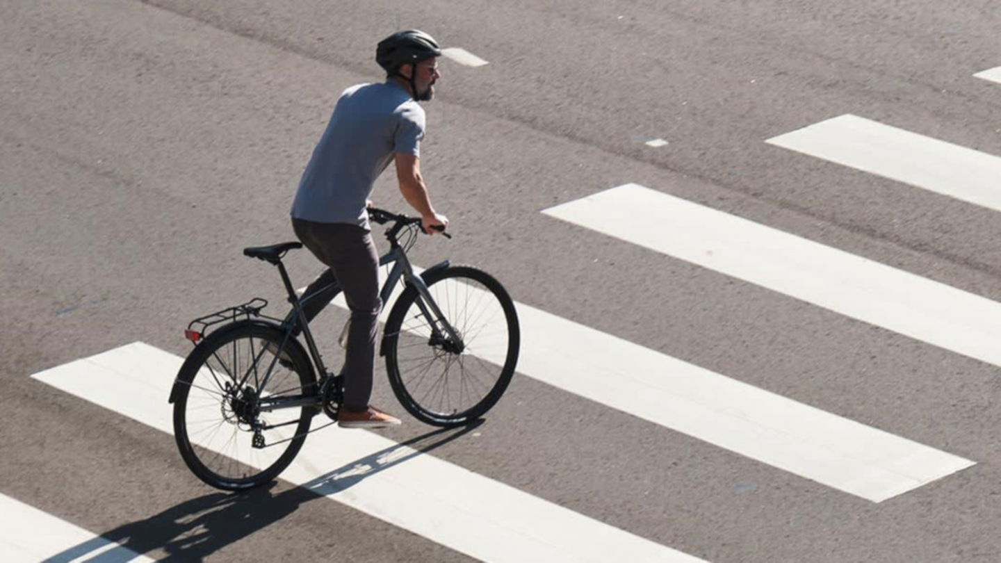 Las bicicletas son a nivel legal vehículos, por lo que un ciclista no puede hacer uso de un paso de peatones salvo que se baje de la bicicleta y la empuje a pie