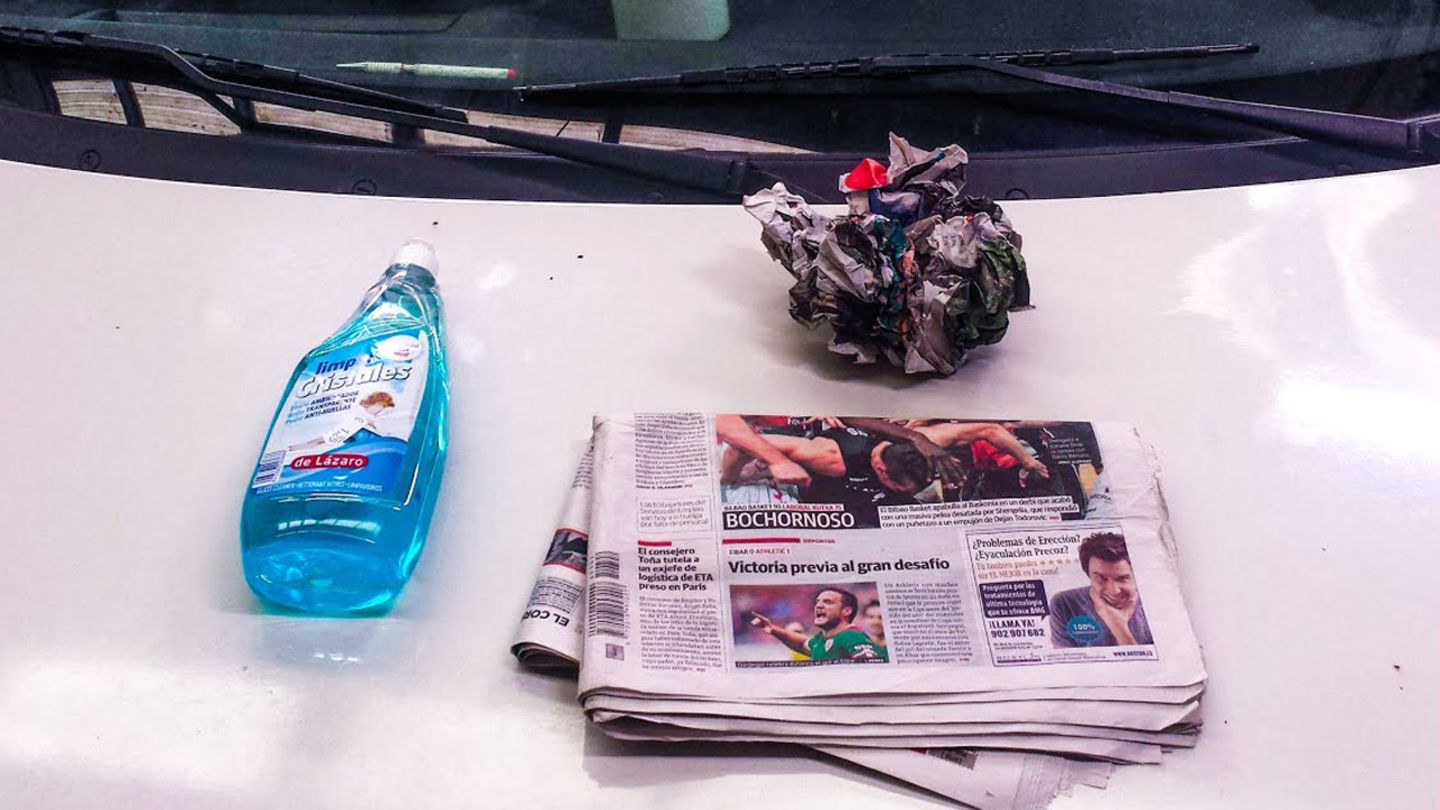 El truco de limpiar el parabrisas con hojas de periódico no es del todo recomendable
