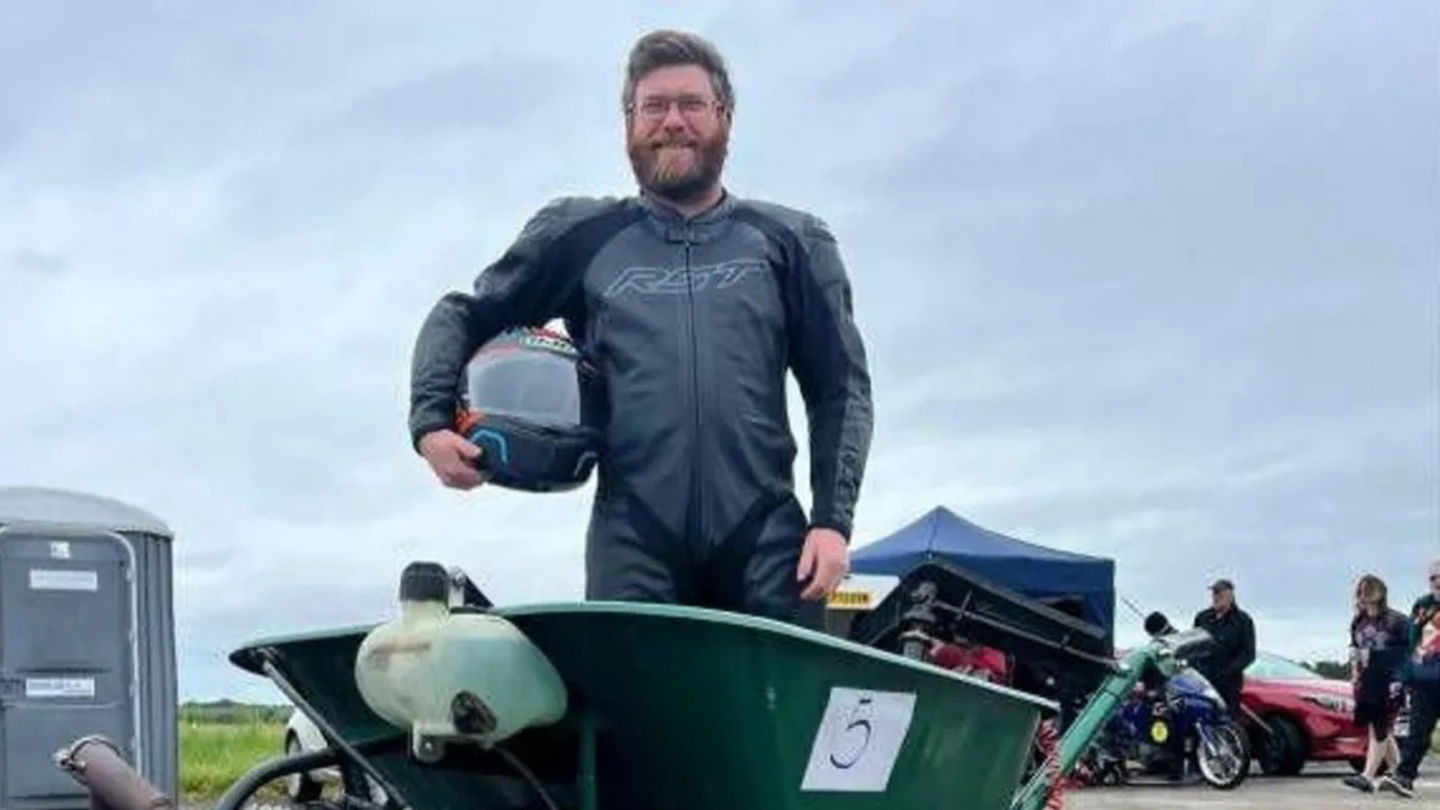 Dylan Phillips posa junto a su carretilla motorizada tras lograr el récord Guinness