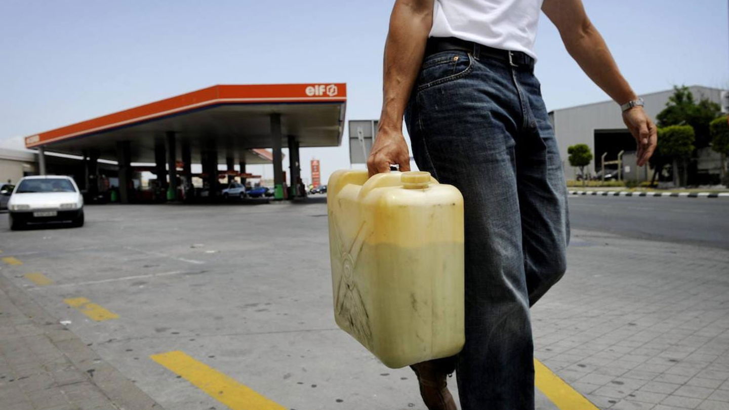 Transportar gasolina en un recipiente no homologado hasta nuestro coche nos puede salir muy, pero que muy, caro