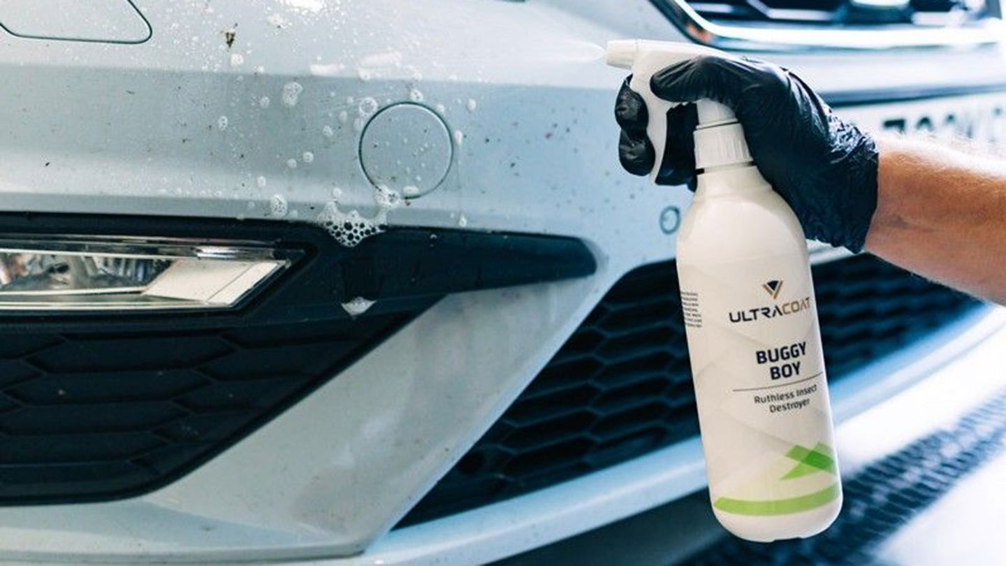 Hay numerosos productos en el mercado específicos para limpiar las manchas de mosquitos y otros bichos de nuestro coche
