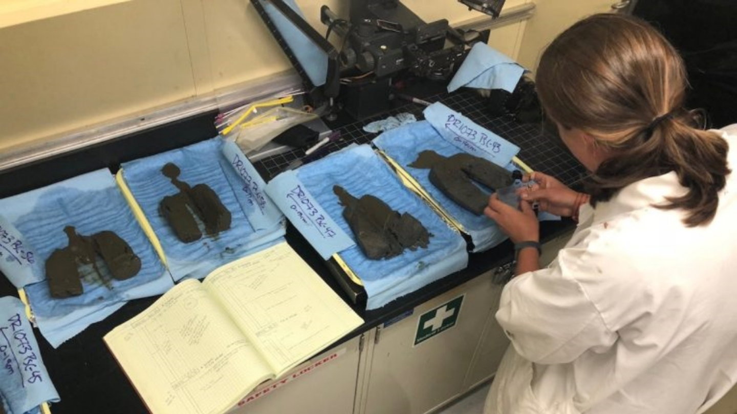 Una investigadora del MBARI examinando muestras de depósitos del fondo marino californiano