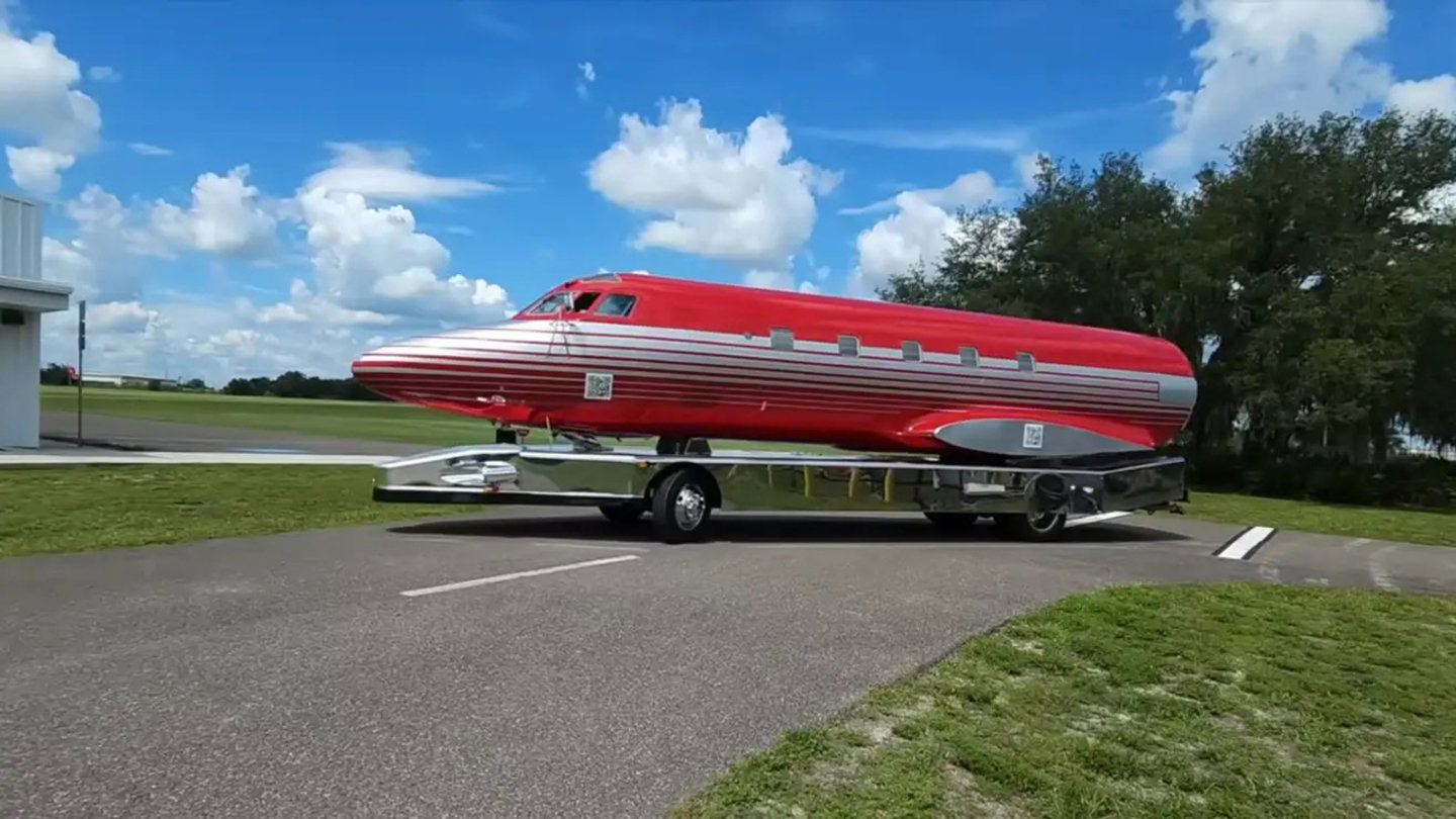 El fuselaje del avión descansa sobre un chasis de autocaravana para poder tener este peculiar avión rodante