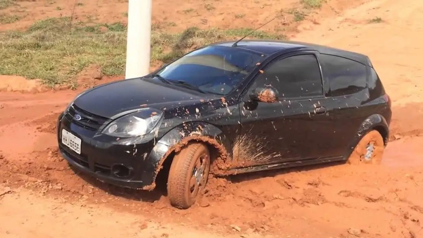 Lo primero que debemos hacer cuando el coche se queda atrapado en el barro es analizar la situación y mantener la calma