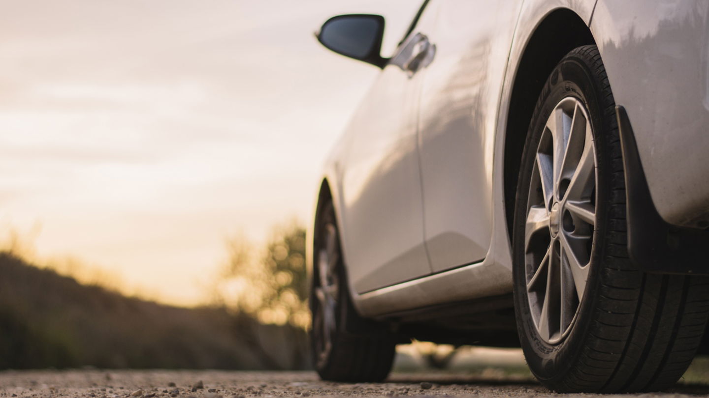 La condensación del sistema de aire acondicionado puede provocar manchas de agua bajo el coche, pero es algo normal