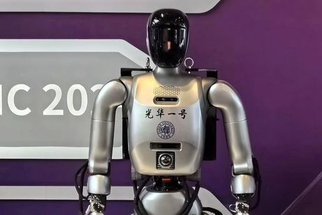 China presenta su nuevo robot humanoide totalmente funcional en una feria de IA