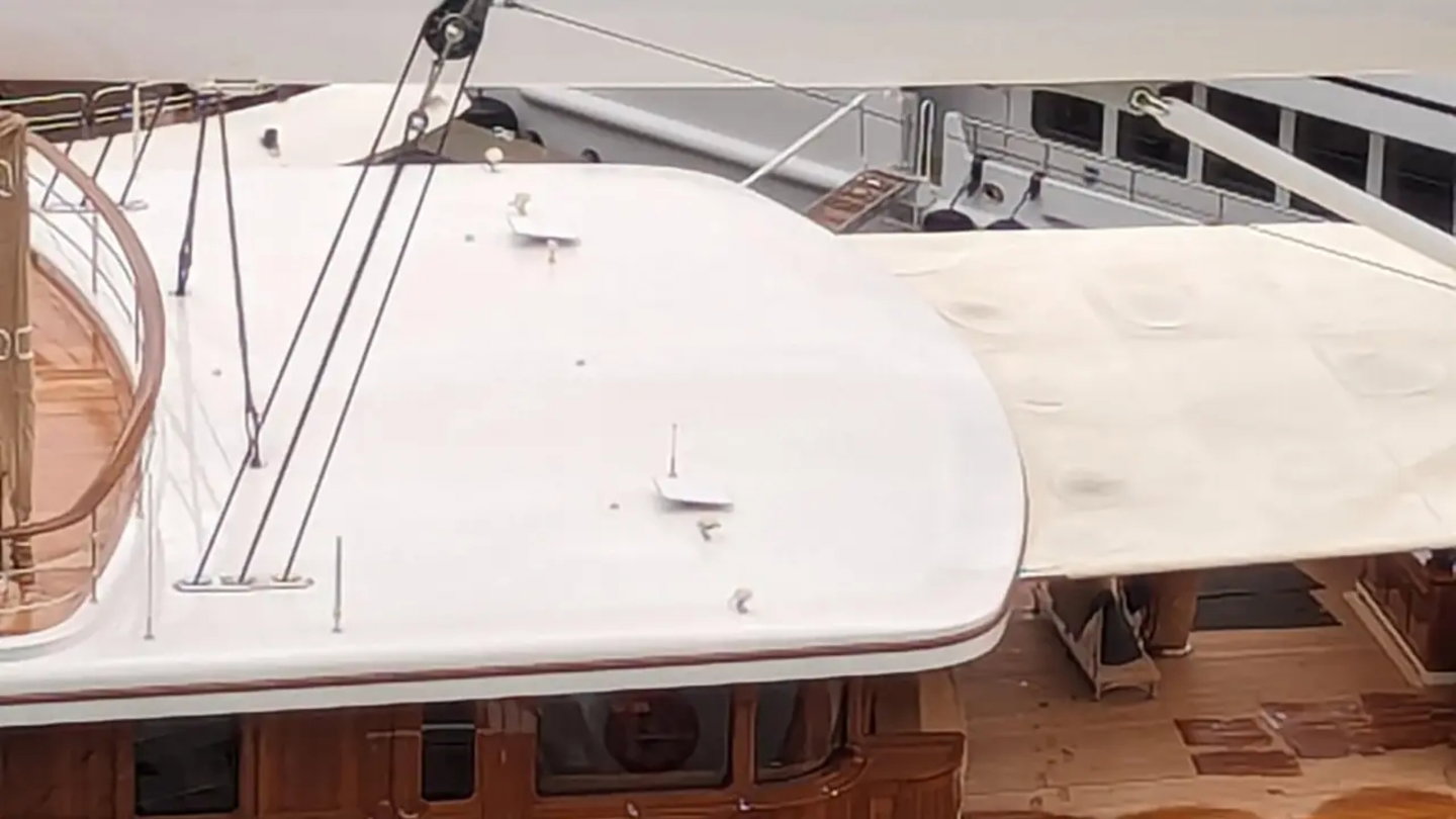 Imagen de las antenas Starlink, ubicadas en el velero de Jeff Bezos