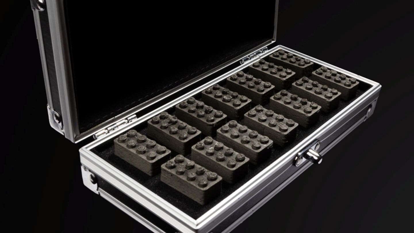 Imagen de un maletín que expone las piezas de LEGO creadas por científicos de la ESA