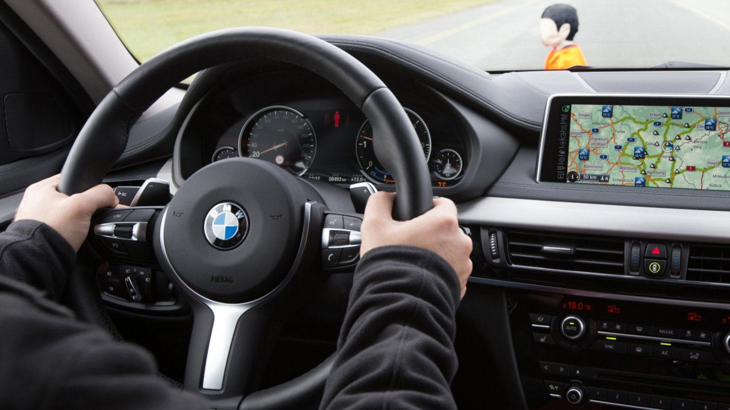 Imagen del interior de un BMW equipado con el sistema Driving Assistant Plus