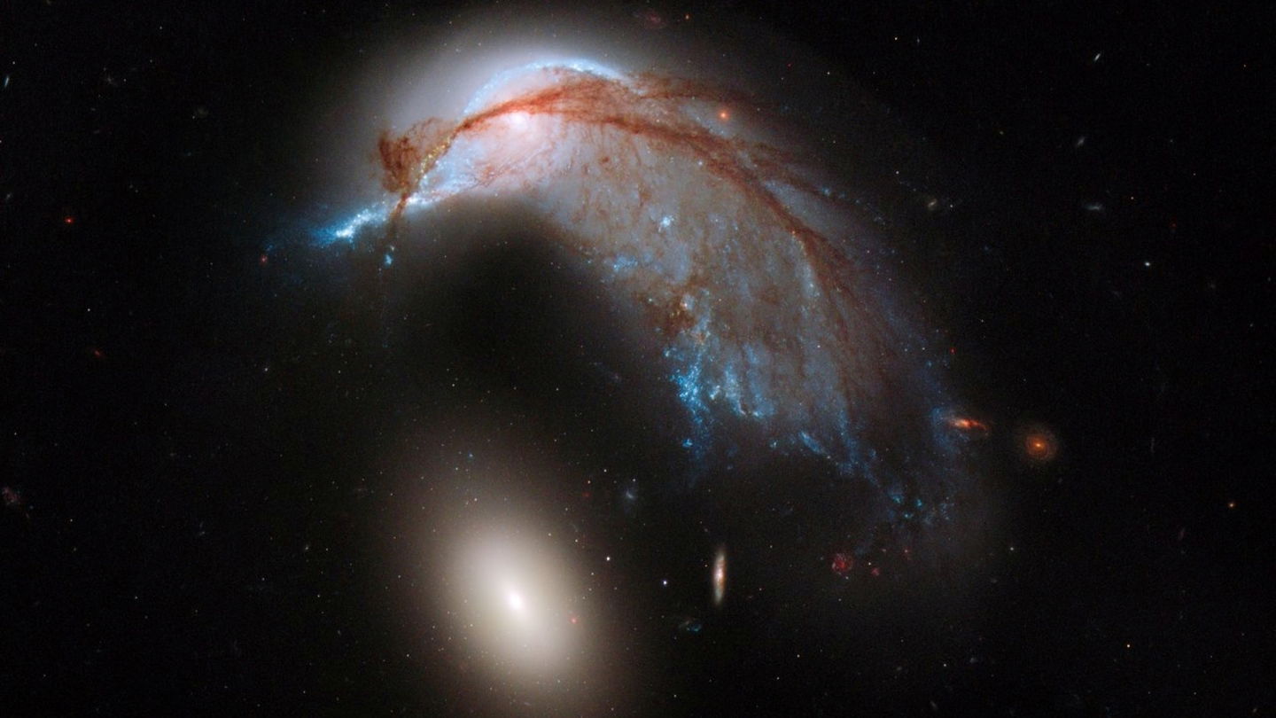 Imagen obtenida por el telescopio Hubble de Arp 142