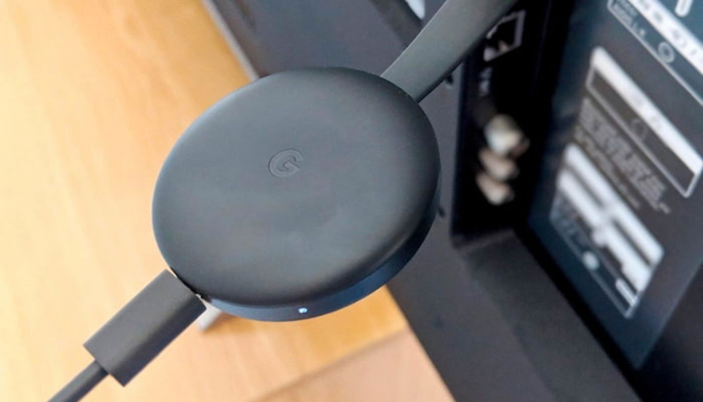 Lo siguiente es conectar el Chromecast al puerto HDMI de tu tele