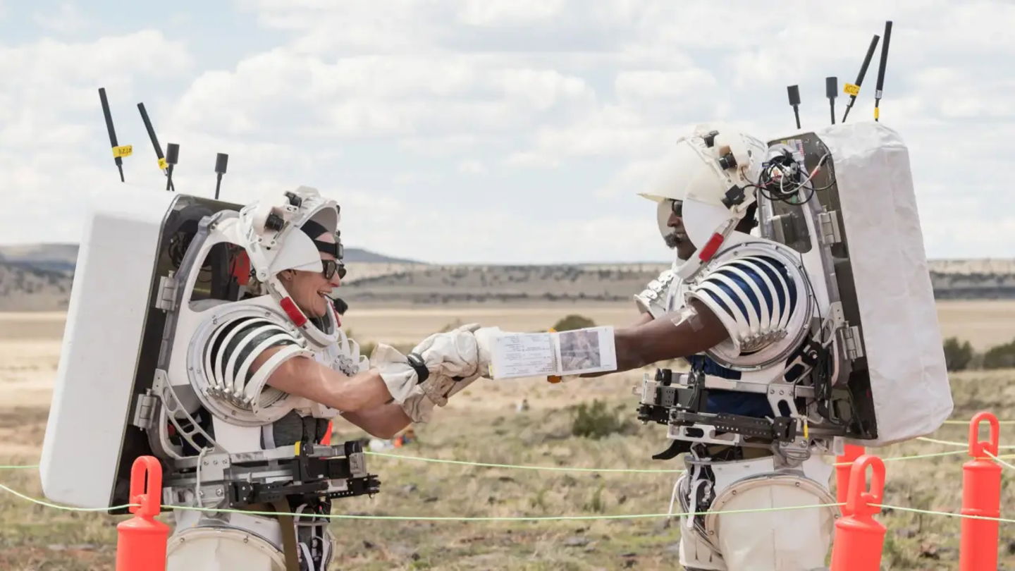 Los astronautas Kate Rubins y Andre Douglas realizando ensayos en el desierto de Arizona