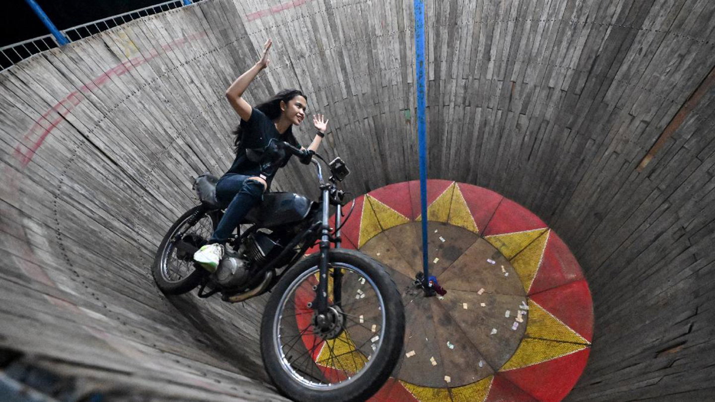 Los pilotos que se enfrentan a las paredes de la muerte son capaces incluso de circular sin agarrar el manillar de la moto