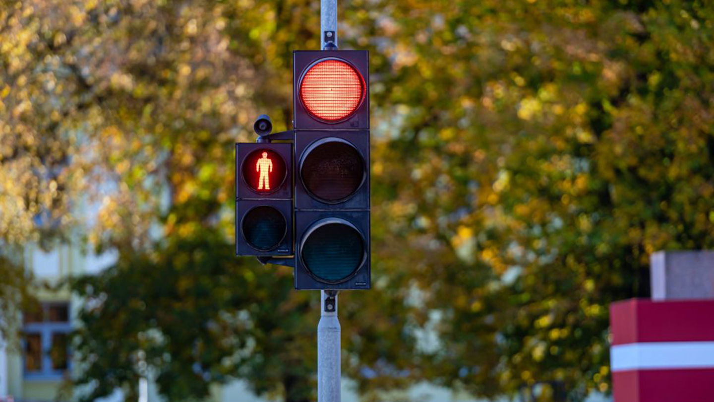 Si tenemos que dejar paso a un vehículo prioritario podemos saltarnos un semáforo con precaución para llevar a cabo la maniobra sin recibir, en teoría, sanción alguna