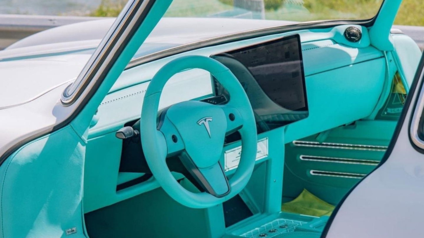 Interior de un Tesla Model 3 modificado