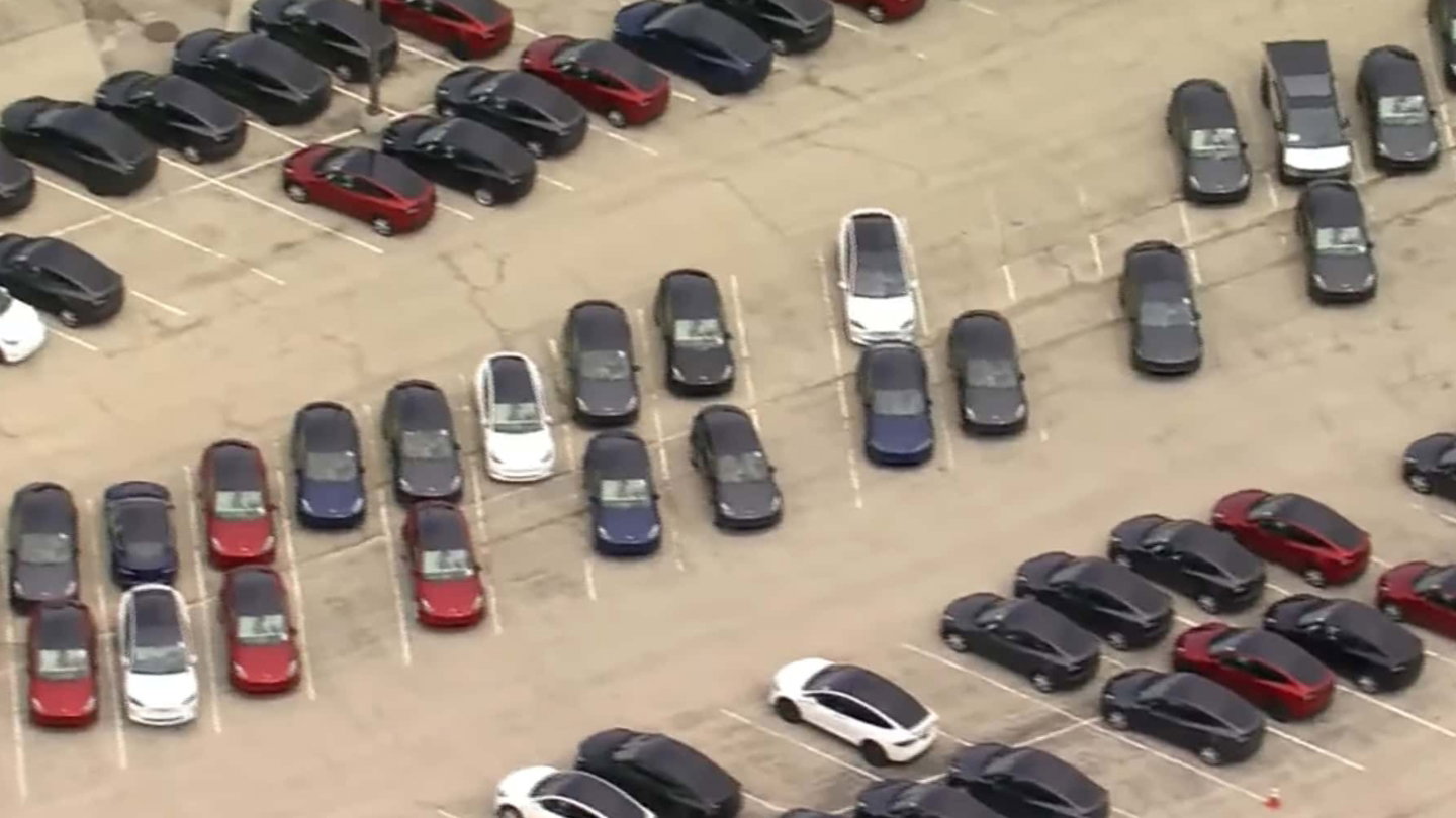 Cientos de vehículos Tesla también esperan tener dueño en los aparcamientos de algunos centros comerciales