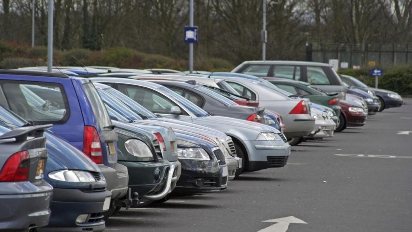 El tiempo que puede estar aparcado un coche en la misma plaza depende de la Administración local