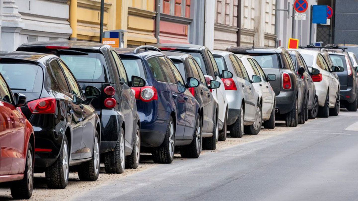 La sanción por exceder el número de días que un coche puede estar ocupando la misma plaza de aparcamiento es de 80 euros