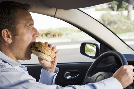 ¿Te pueden multar por comer mientras conduces? Qué dice la ley