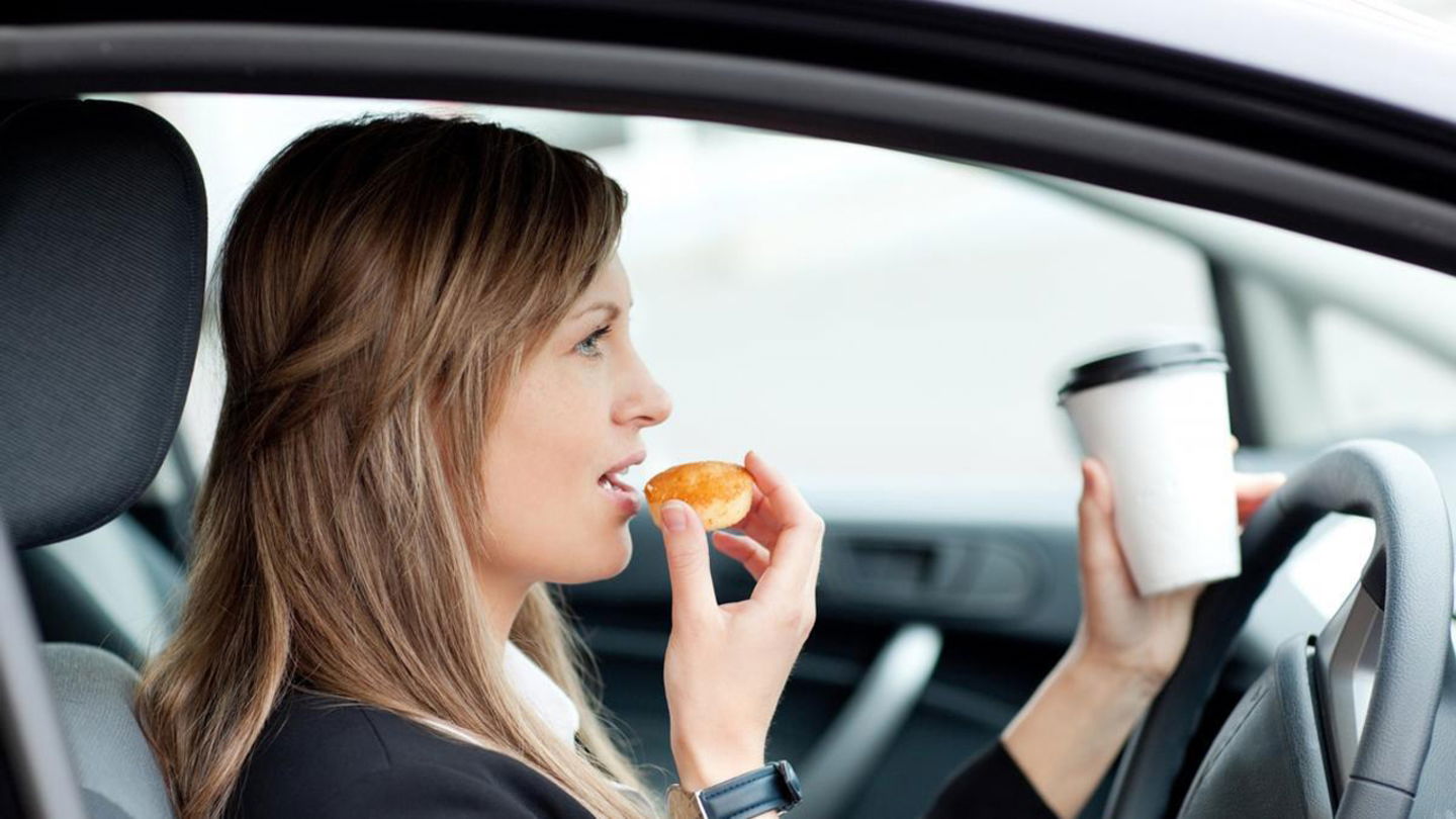 Beber o comer mientras conducimos nos puede salir muy caro, ya que la multa puede ser de hasta 200 euros