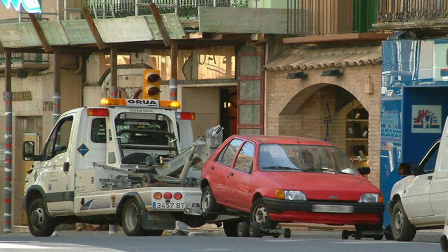 Al coste de 80 euros de la multa se sumarán otra cifra considerable si el vehículo es retirado por la grúa