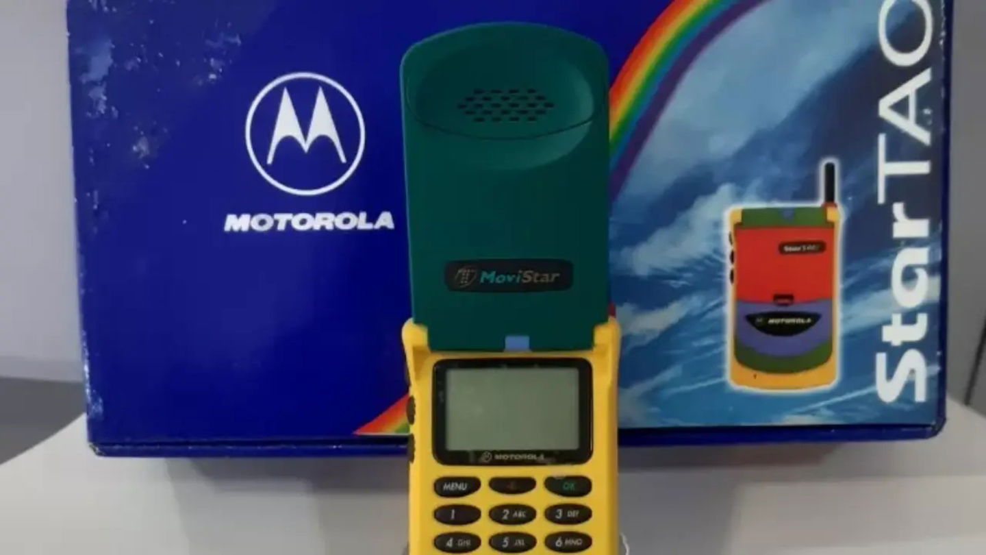 Imagen de la unidad del Motorola Startac Rainbow que se vende en eBay