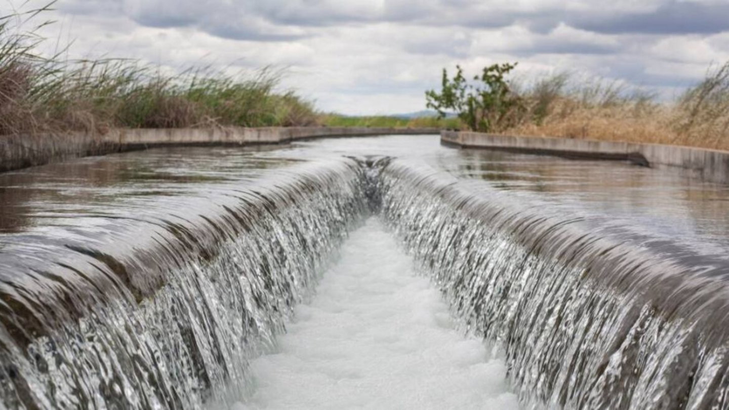 Imagen de un canal de regadío en las vegas altas del Guadiana