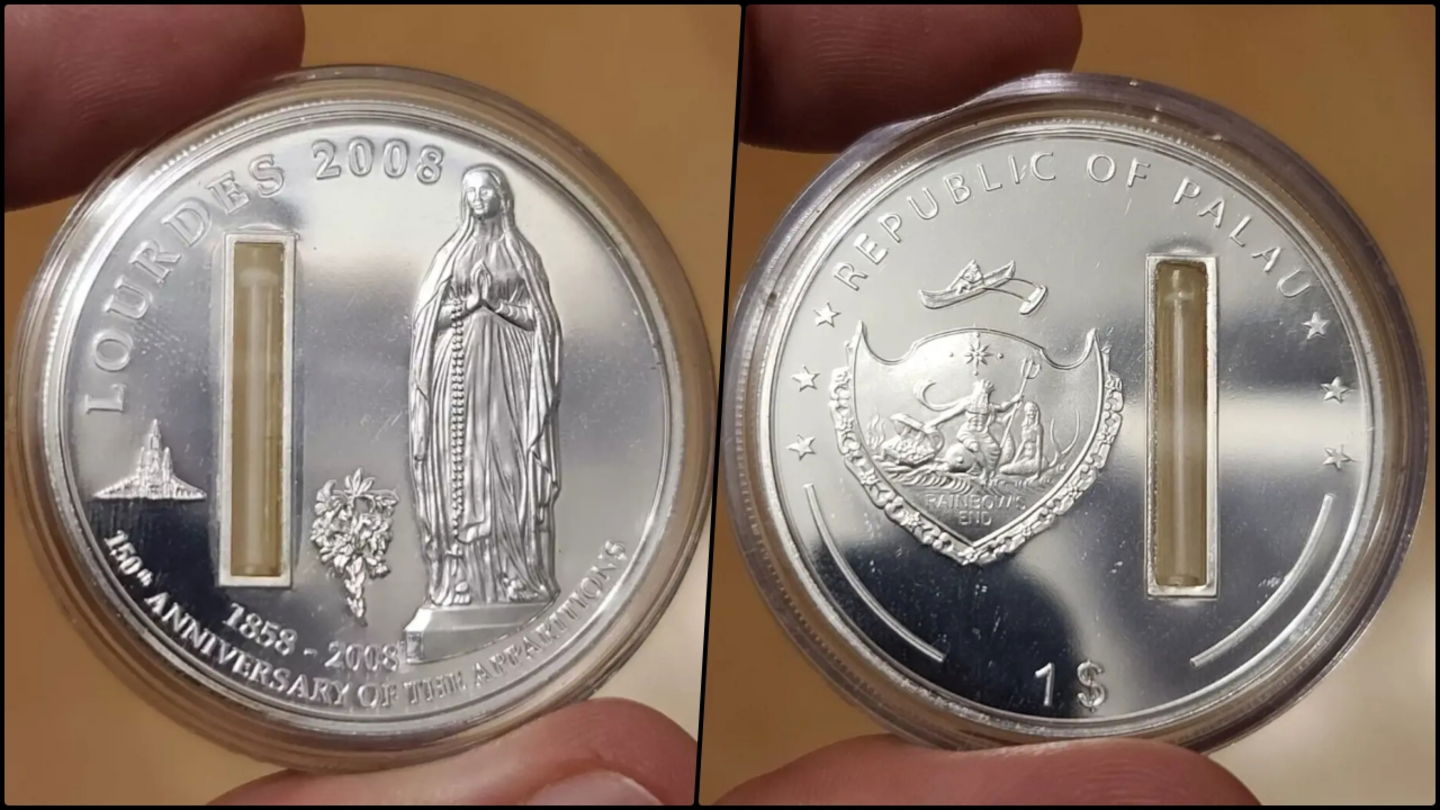 Imagen del anverso y reverso de la moneda que contiene agua bendita de Lourdes