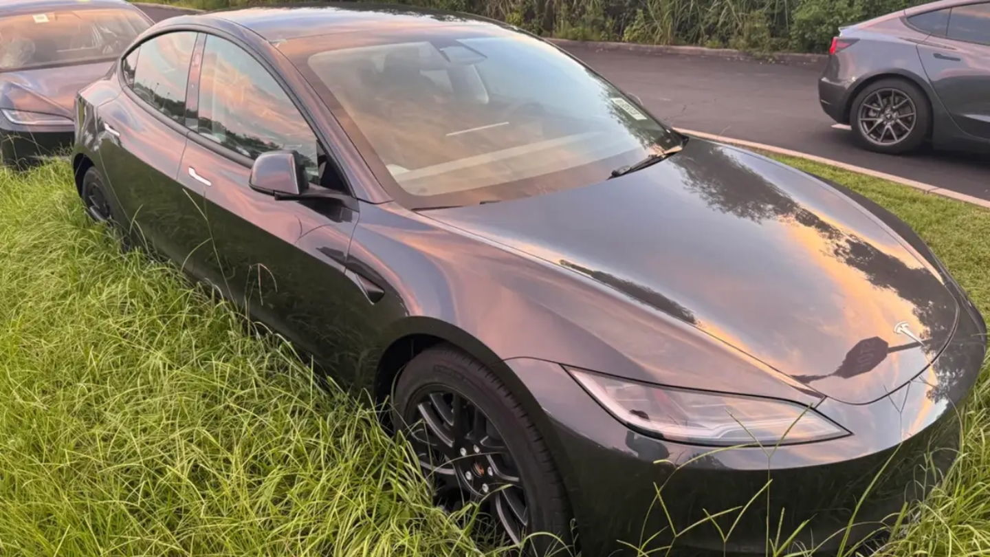 Primer plano de uno de los Model 3 de 2024 abandonados a su suerte en un prado de Florida