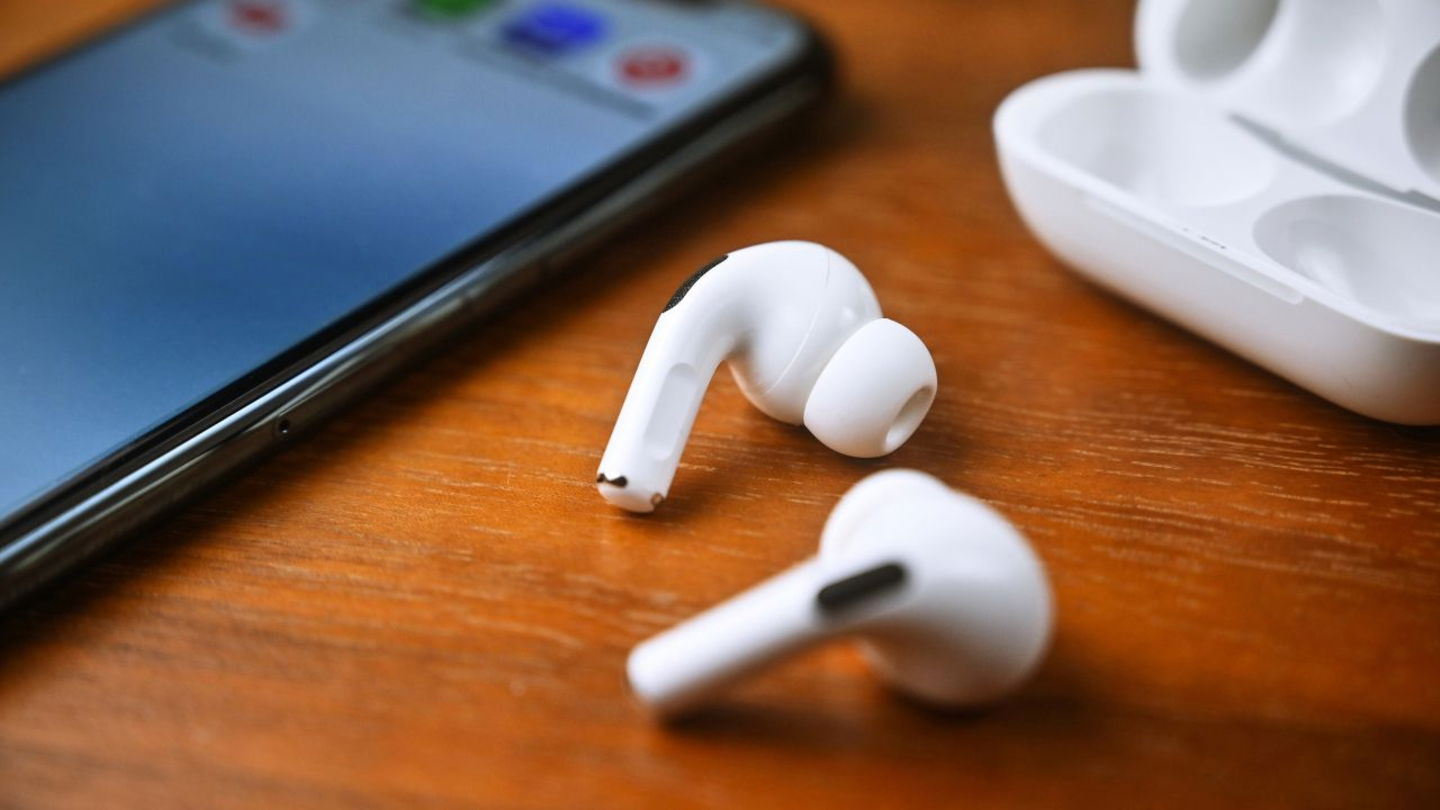 AirPods Pro 2 sobre la mesa