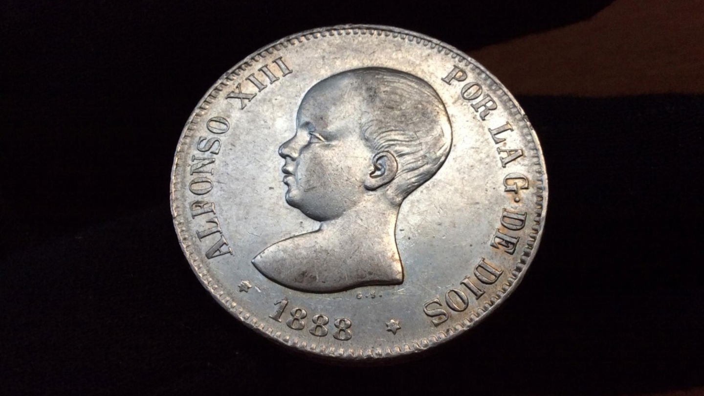 Este es el anverso de la moneda de 5 pesetas de 1888