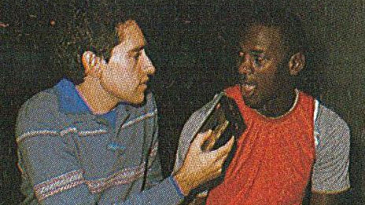 Imagen de un joven Sixto Miguel Serrano con Michael Jordan