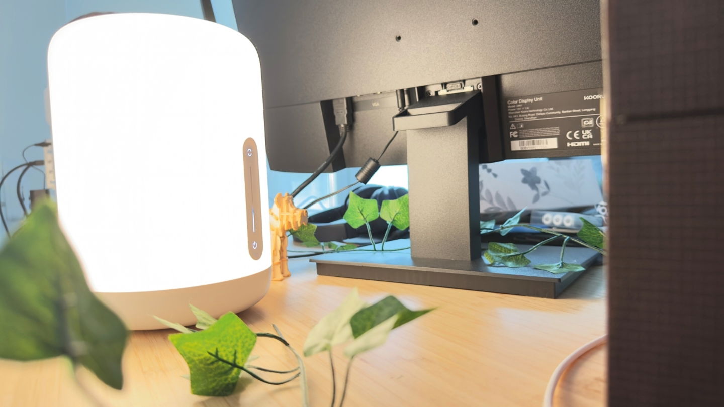 La Mi Bedside Lamp 2 también es útil para aportar un ambiente distinto a tu escritorio