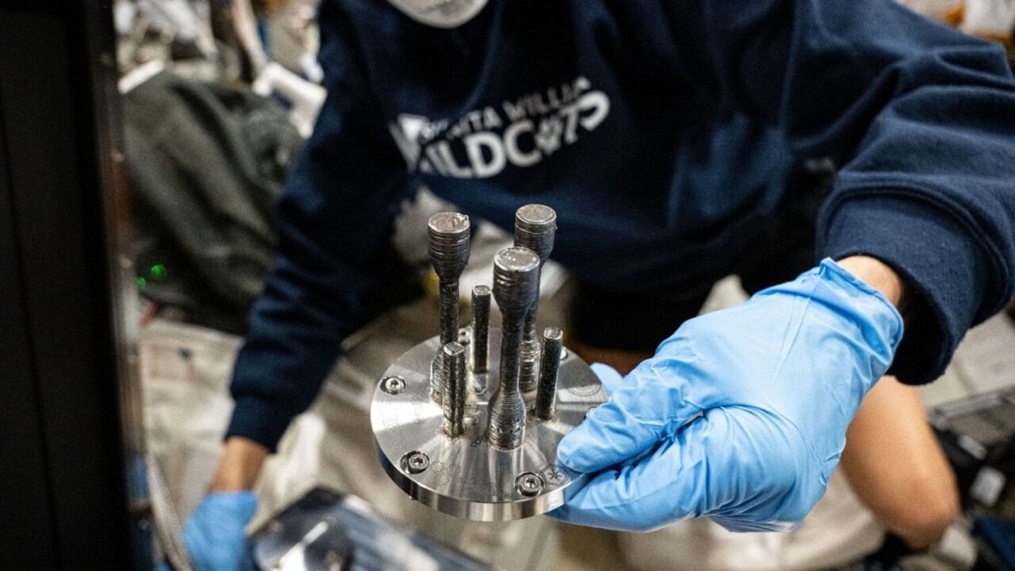 Pieza de metal impresa en 3D en la ISS