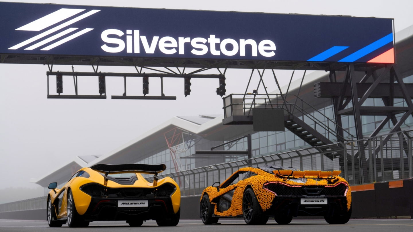 Vista trasera de los dos modelos de McLaren P1 en la línea de salida del circuito de Silverstone