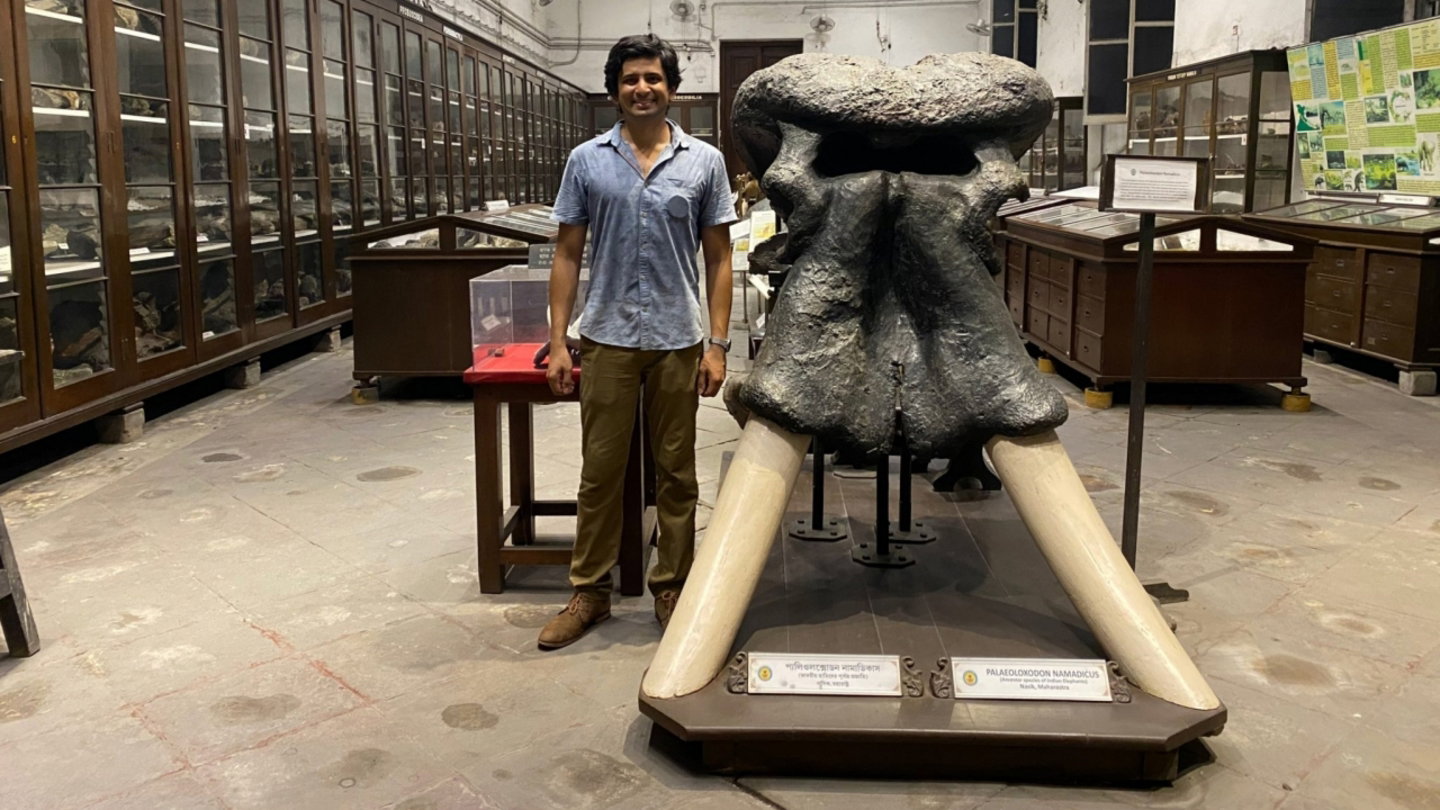 Advait Jukar posando junto con el cráneo de un ejemplar de Palaeoloxodon namadicus