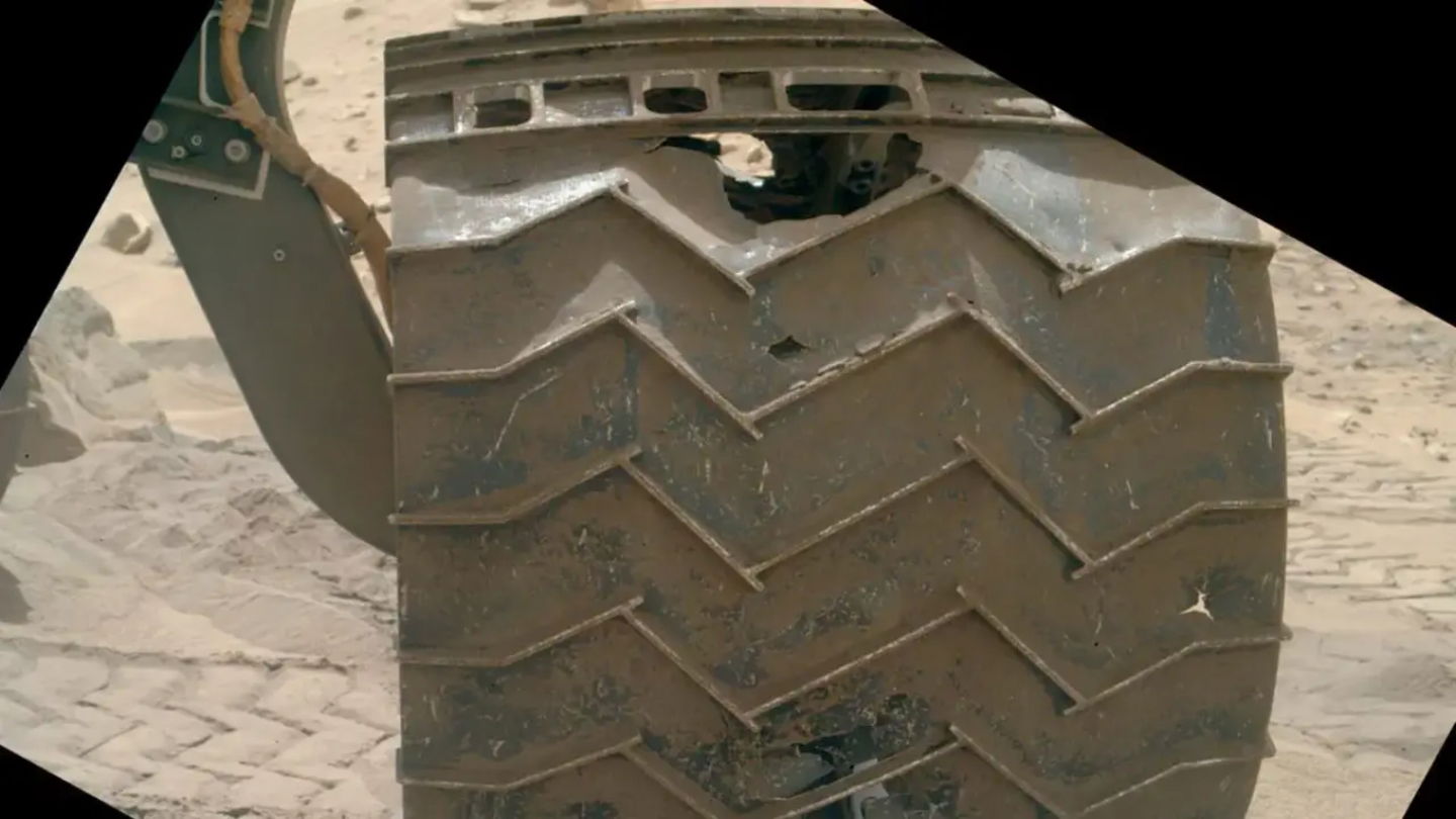 Imagen de la rueda delantera izquierda de Curiosity en 2014