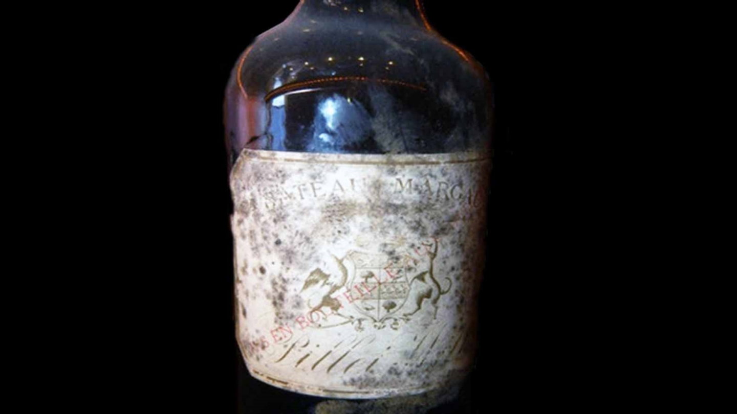 Imagen de una botella de Château Margaux 1787 similar a la accidentada antes de su subasta