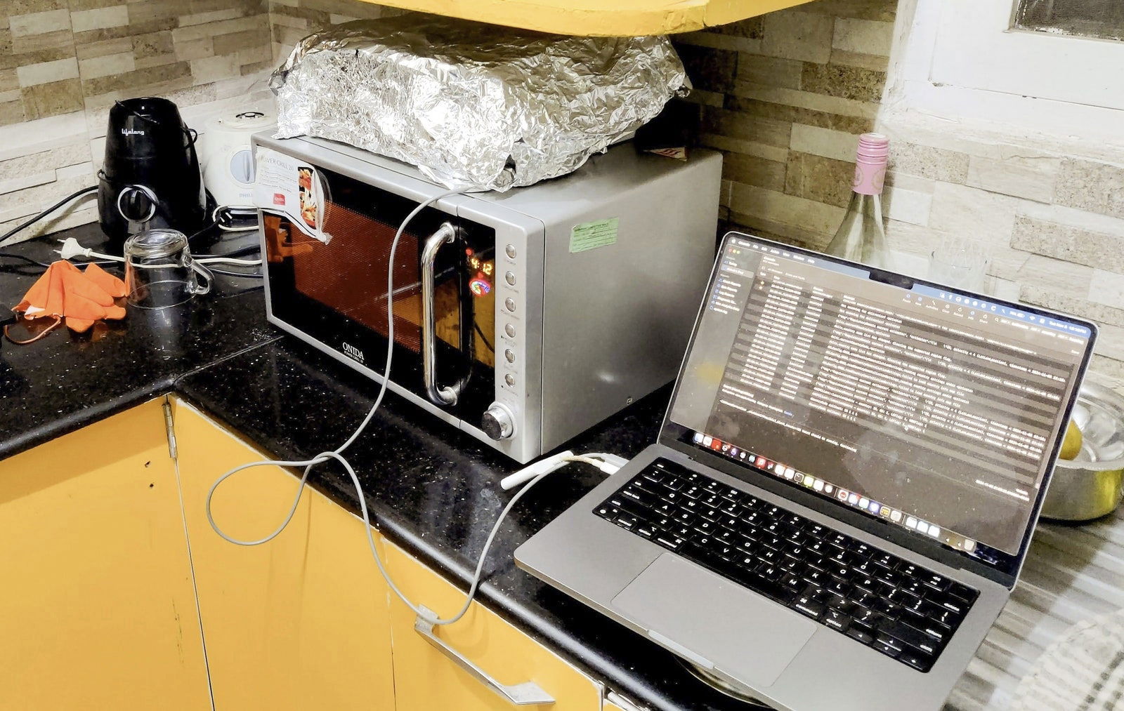 Caja de Fraday casera para hackear los AirPods Pro 2