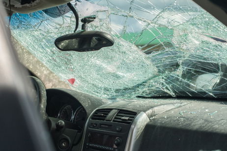 Cómo hay que romper el cristal del coche en caso de emergencia: qué hacer si te quedas atrapado