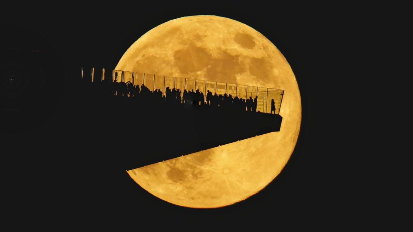 Increíble postal de uno de los observatorios de la ciudad de Nueva York con la superluna de noviembre