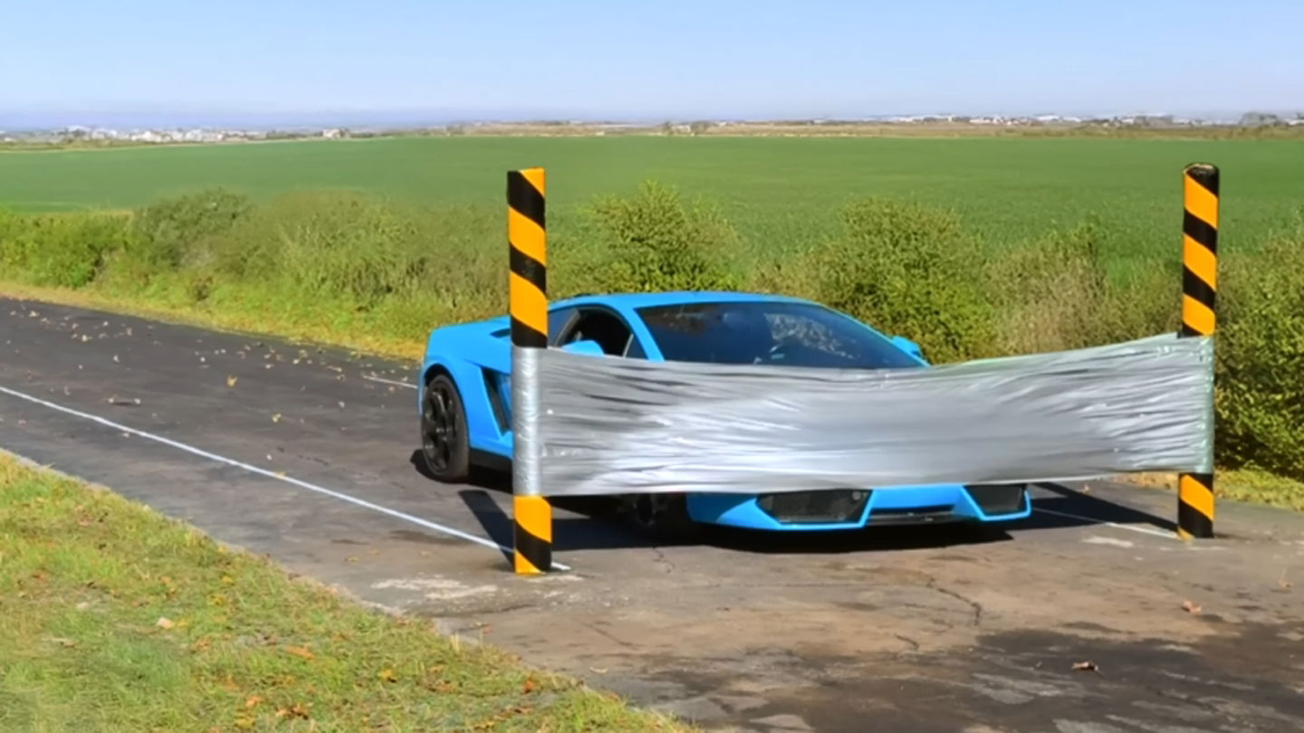 El Lamborghini Gallardo es todavía capaz de superar el obstáculo cuando hay sólo 1.000 tiras de cinta