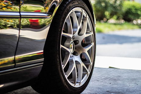 Cuál es la diferencia entre las llantas y los tapacubos del coche