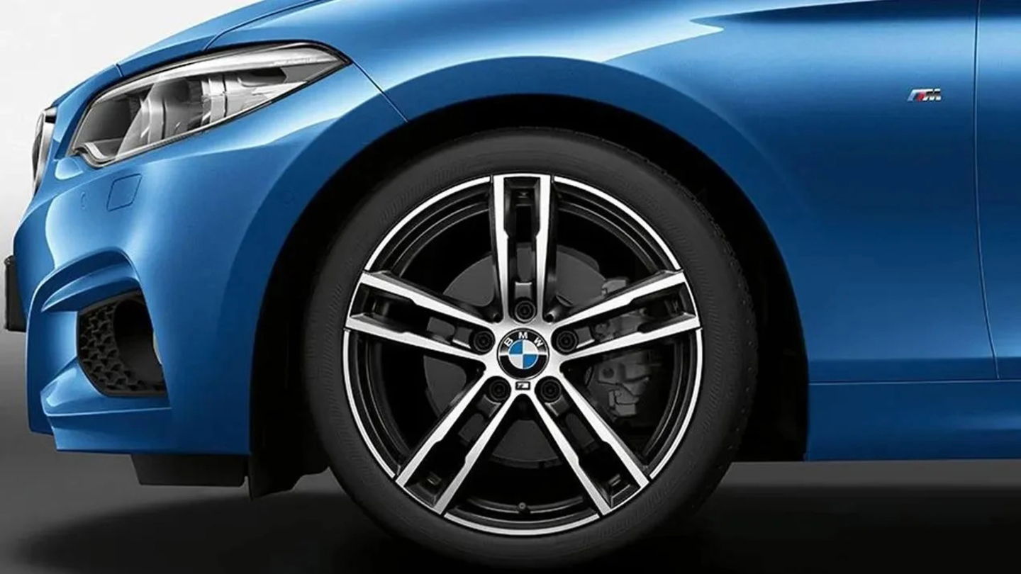 Llantas de aleación con diseño de doble radio equipadas en un vehículo de BMW